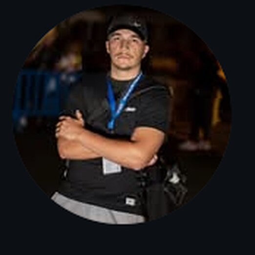Óliver L.G., fotógrafo de 4N4RKY, con su equipo en un evento nocturno